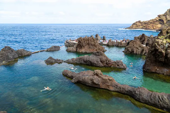 Excursión por la costa oeste de Madeira con visita a Cabo Girão y almuerzo opcional en Porto Moniz