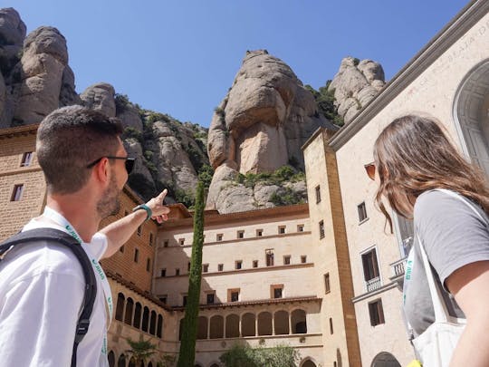 Recorrido del Milenio por Montserrat con tren cremallera y Virgen Negra