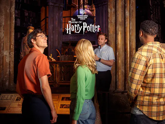 Wycieczka z przewodnikiem po londyńskim studiu Warner Bros. podczas kręcenia filmu o Harrym Potterze