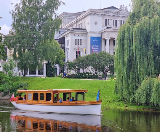 Riga in giro in barca lungo il canale