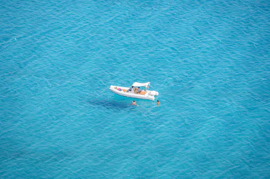 Passeio guiado de bote saindo de Villasimius com mergulho com snorkel