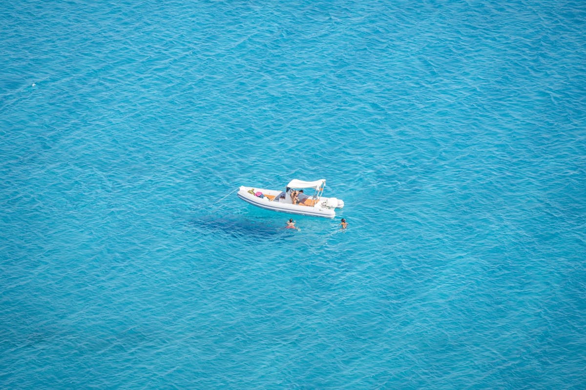 Begeleide tocht met een roeiboot vanuit Villasimius met snorkelen