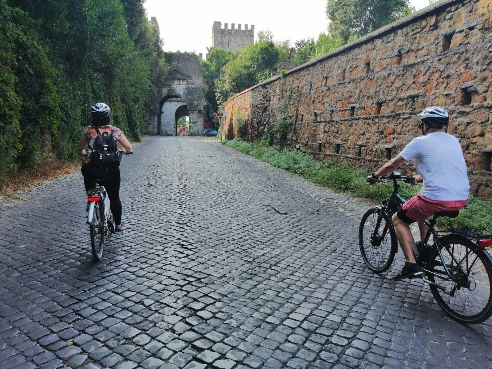 3-hour bike rental with Catacombs guided tour