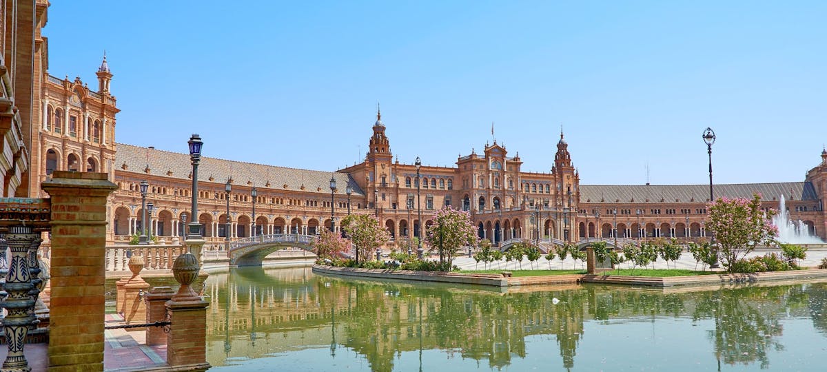 Guided tour of Plaza de España and María Luisa Park