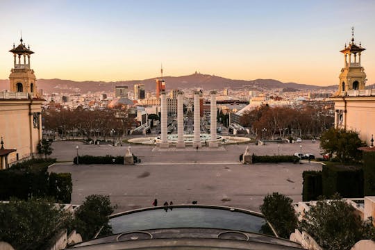 Tour guidato di 1 giorno a Barcellona con biglietti salta fila e trasferimenti