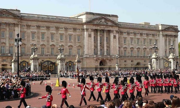 Changing of the Guard and Royal Palaces Private Tour