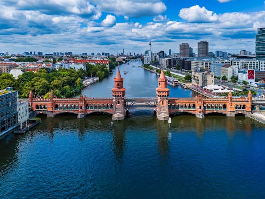 Cruise op zonne-energie over de rivier de Spree in Berlijn