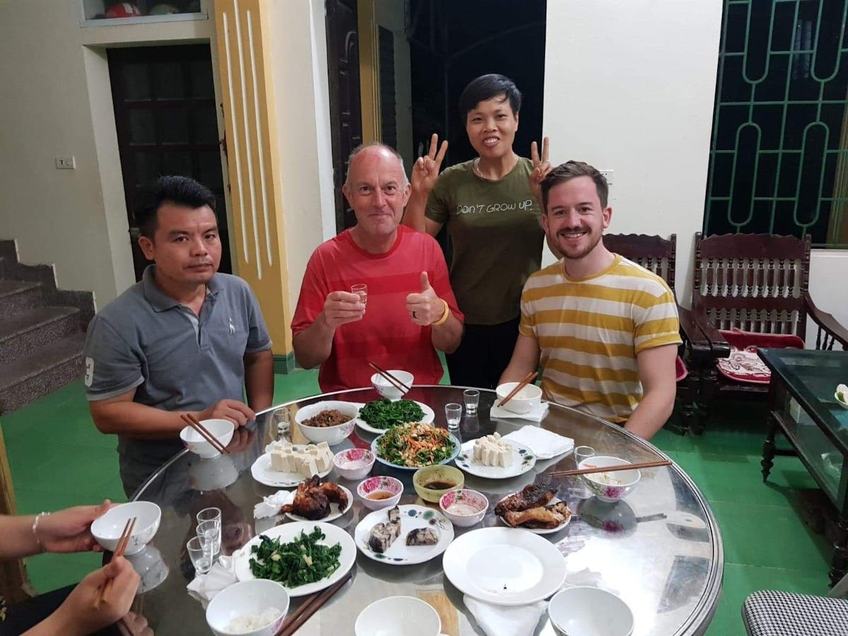 Eten proeven met een lokale familie in Hanoi