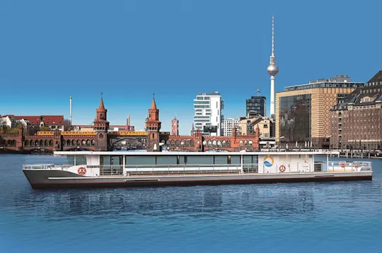 Crucero al atardecer con energía solar por el río Spree de Berlín