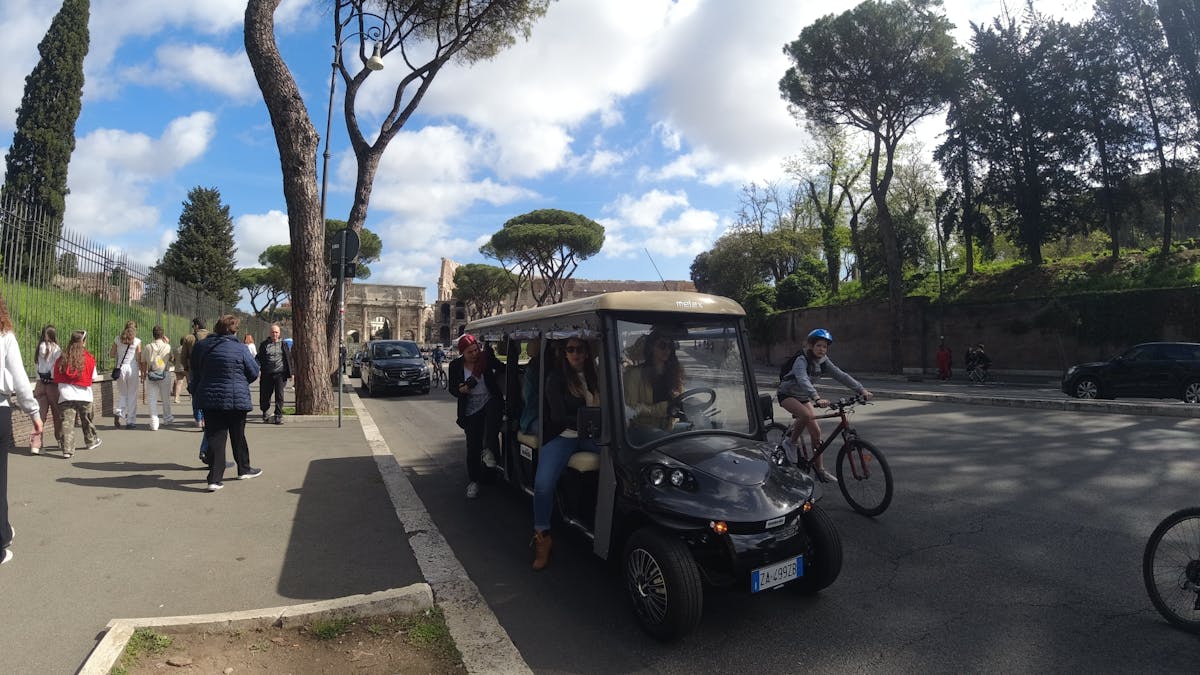 Tour panoramico di 3 ore in golf cart di lusso per scoprire i punti salienti di Roma