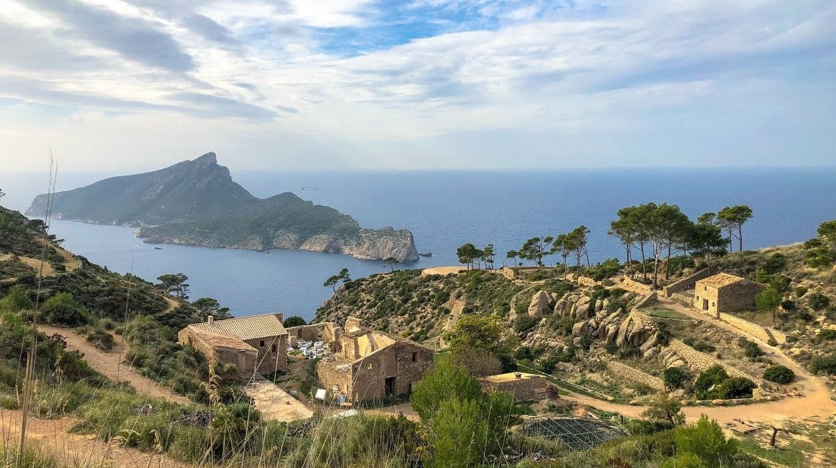 Panoramische kustexcursie vanuit het dorp Sant Elm met strandstop