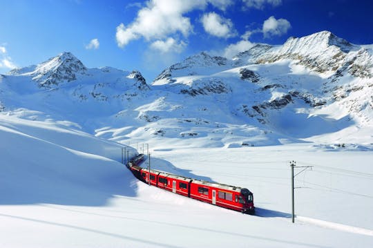 Dagtocht naar St. Moritz vanuit Milaan met iconische Bernina-rode treinrit