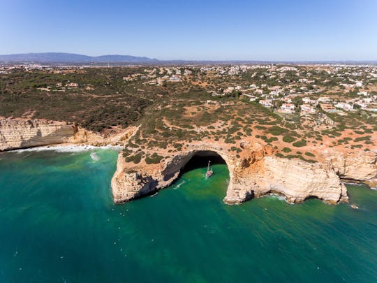 Navigazione al tramonto in Algarve con tapas, drink e bagno