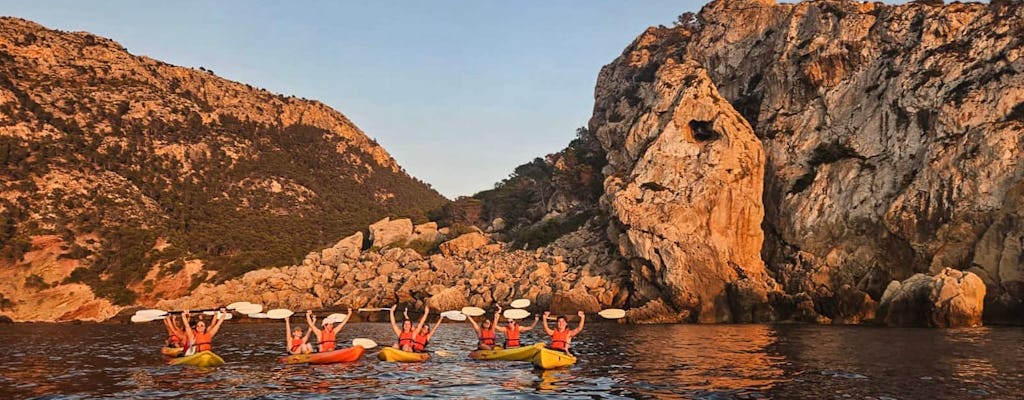 Passeio guiado de caiaque em Maiorca ao pôr do sol com piquenique