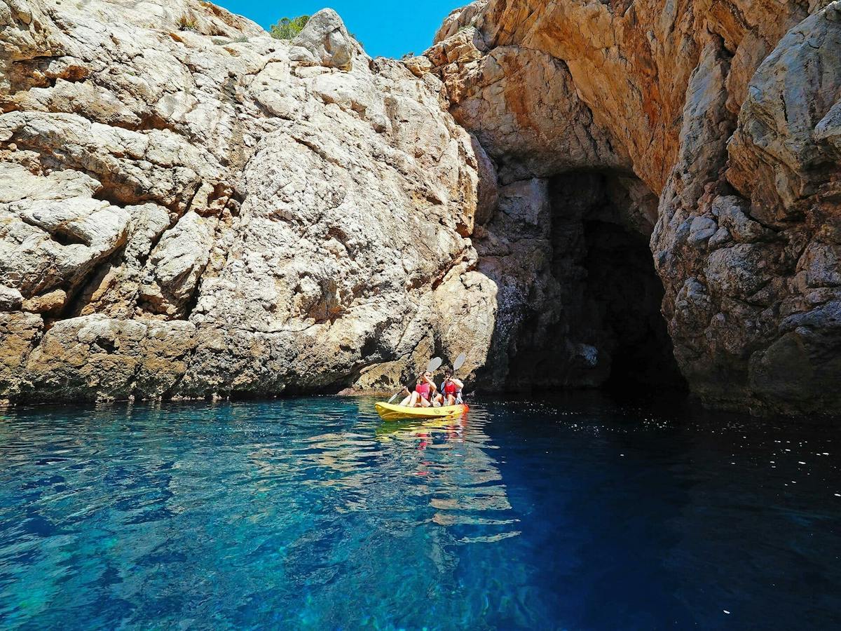 Guided kayak tour to Cala en Tió with Keida