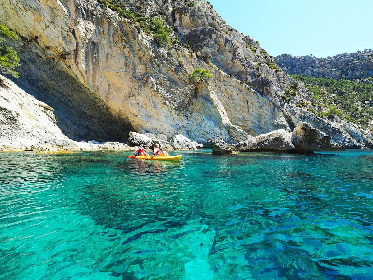 Guided kayak tour to Cala en Tío