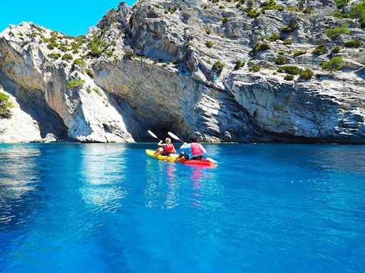 Guided kayak tour to Cala en Tío