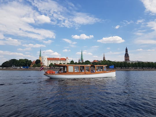 Besichtigungstour durch Riga auf dem Kanal mit dem Boot