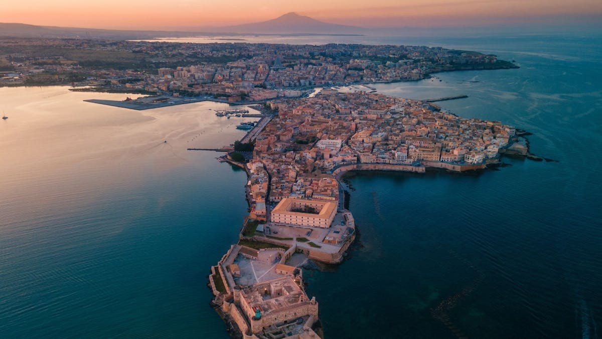Boottocht naar het eiland Ortigia en de Grotte Marine met audiogids