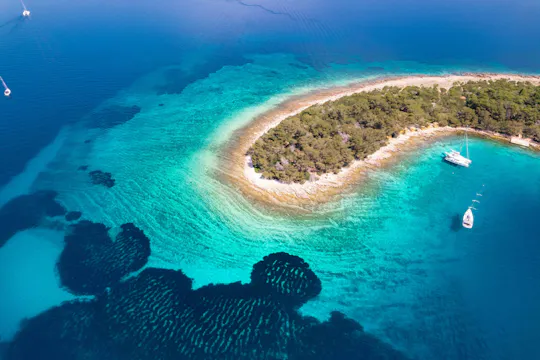 Inselhopping in Kroatien mit dem Schnellboot nach Hvar, Brac und Zecevo