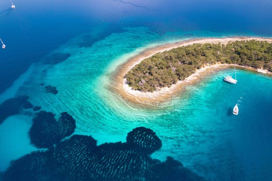 Circuit en hors-bord entre les îles croates : Hvar, Brac et Zecevo