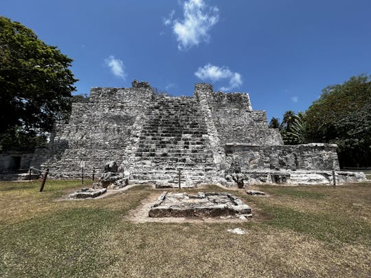 Ruiny Majów El Meco z przewodnikiem w Cancun