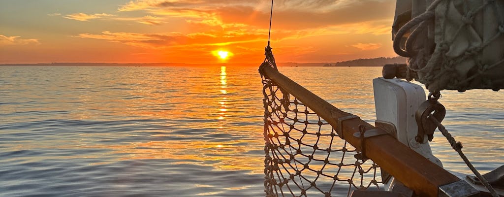 Passeio de barco ao pôr do sol no Algarve com tapas, bebidas e natação