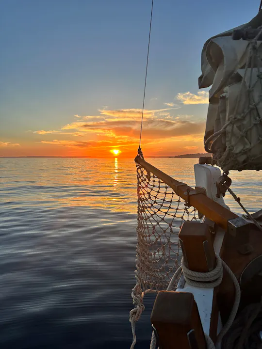 Zeiltocht bij zonsondergang met tapas en wijn aan boord van de Gageiro