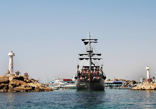 Black Pearl afternoon cruise with live music