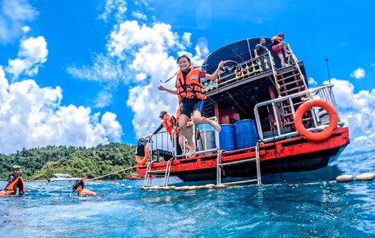 Excursão de barco a 3 ou 4 ilhas para mergulhar com tubo de respiração e praia a partir de Koh Chang