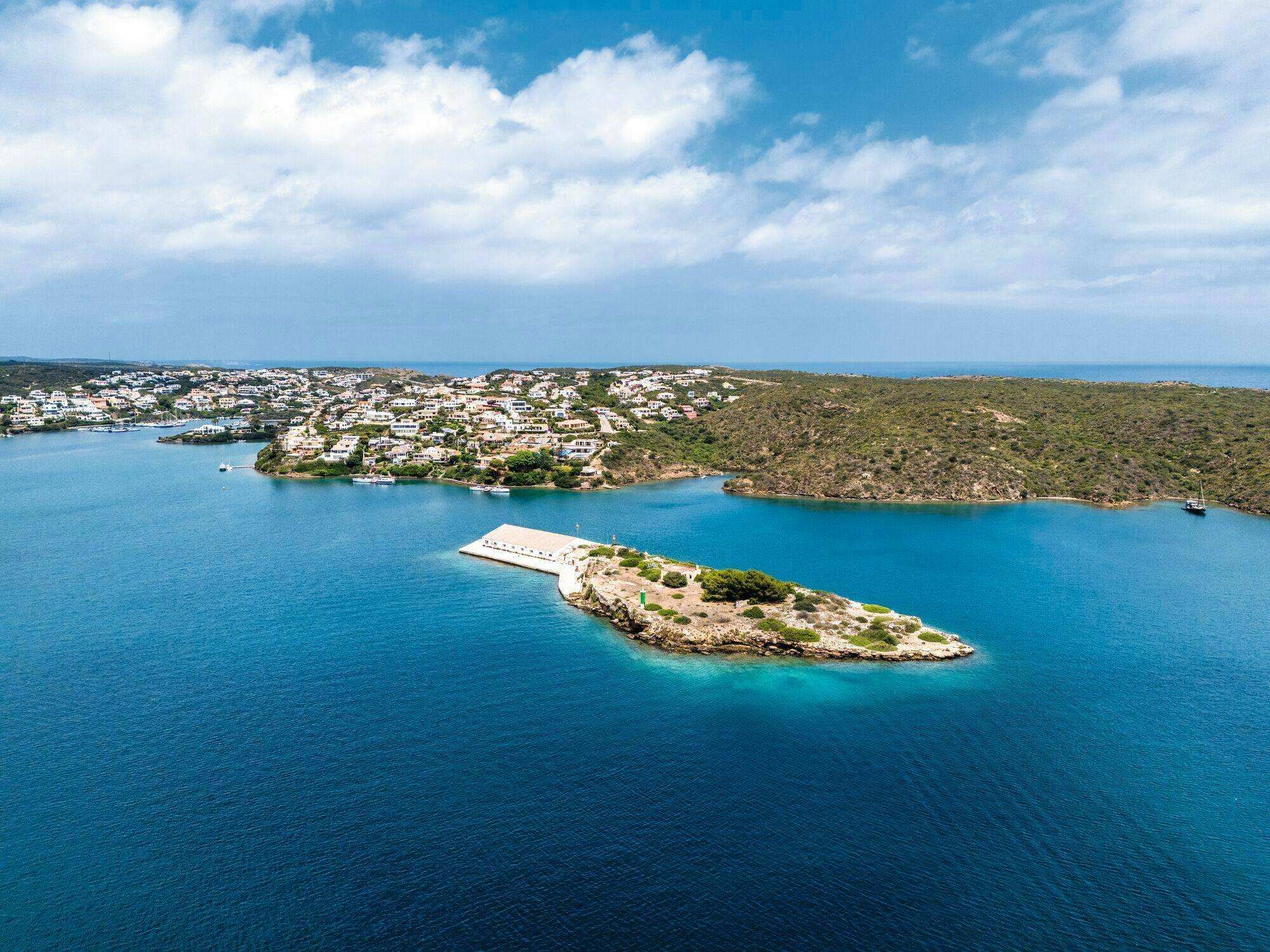 Full-day guided tour of Mahon with boat trip and Binibeca visit