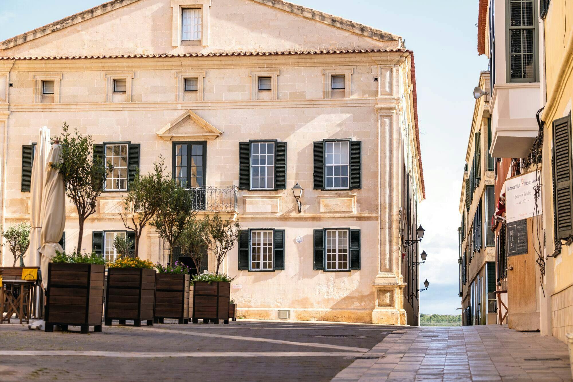 Full-day guided tour of Mahon with boat trip and Binibeca visit