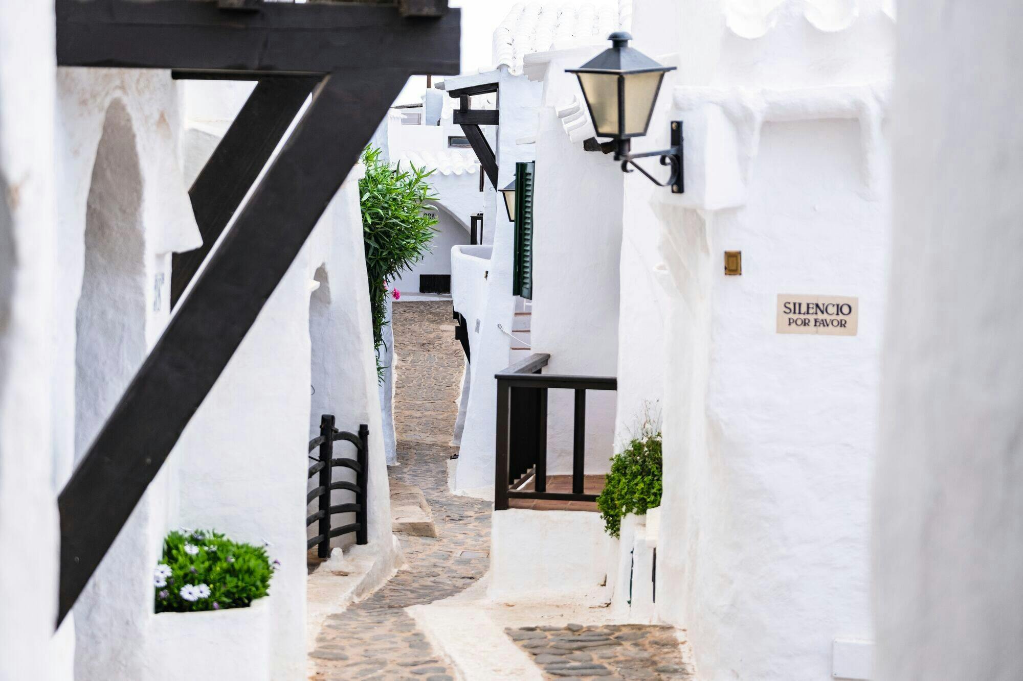 Full-day guided tour of Mahon with boat trip and Binibeca visit