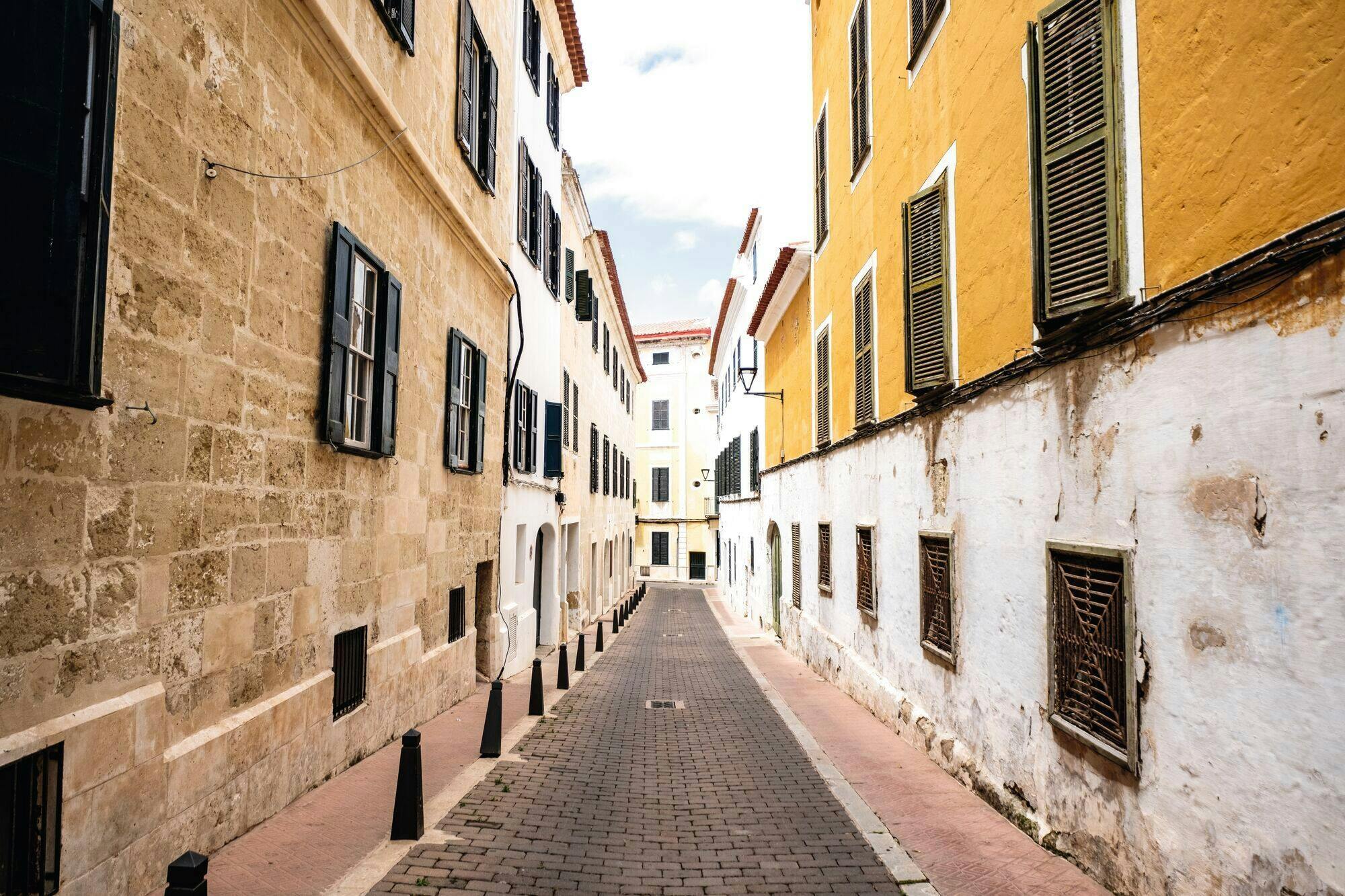 Full-day guided tour of Mahon with boat trip and Binibeca visit