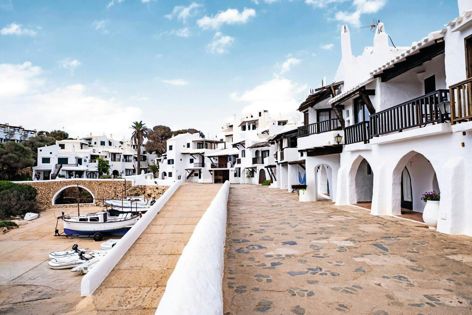 Full-day guided tour of Mahon with boat trip and Binibeca visit