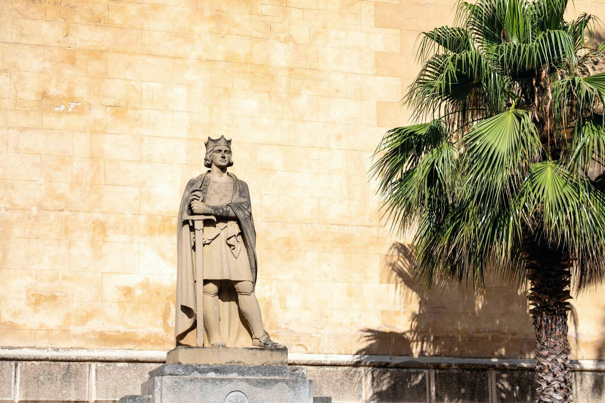 Full-day guided tour of Mahon with boat trip and Binibeca visit