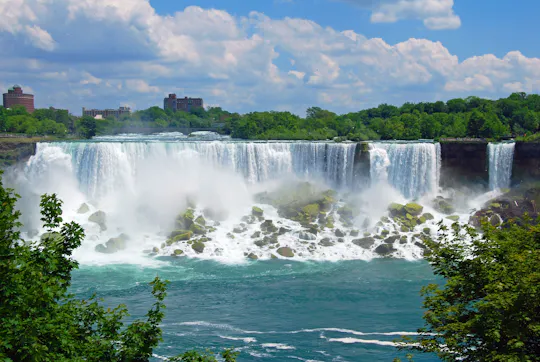 Tour panoramico notturno delle Cascate del Niagara con giro in hotel e Maid of the Mist