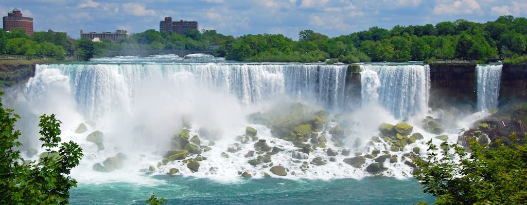 Tour panoramico notturno delle Cascate del Niagara con giro in hotel e Maid of the Mist