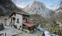 Bulnes, funicular y cueva del queso de Cabrales desde Gijón