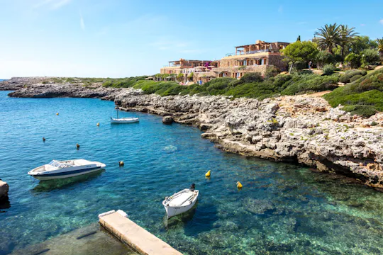 Full-day guided tour of Mahon with boat trip and Binibeca visit