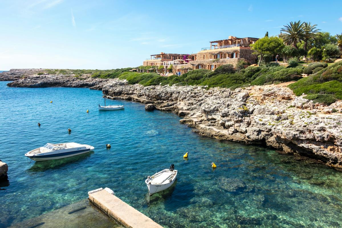 Full-day guided tour of Mahon with boat trip and Binibeca visit