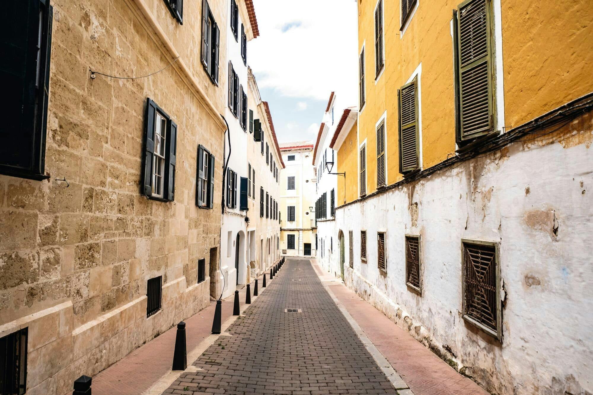 Full-day guided tour of Mahon with boat trip and Binibeca visit