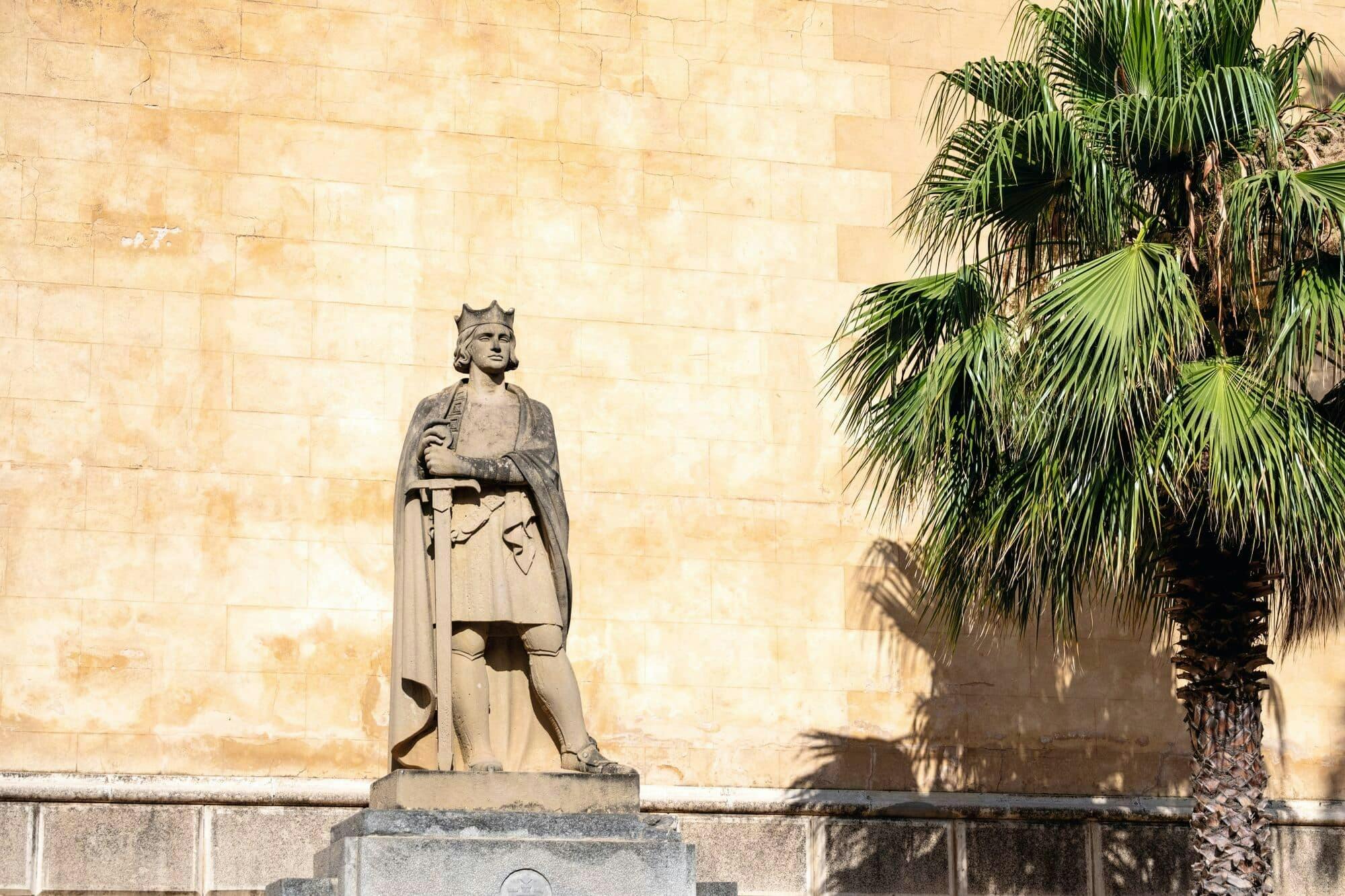 Full-day guided tour of Mahon with boat trip and Binibeca visit