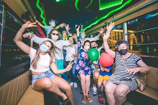 Nocna wycieczka po Cartagena de Indias na pokładzie Limo Chiva
