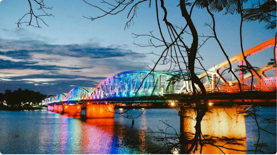 Food tour in Hue by night