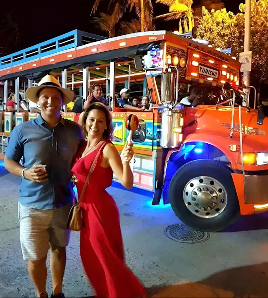 Recorrido nocturno por la ciudad de Santa Marta a bordo de una tradicional Chiva colombiana