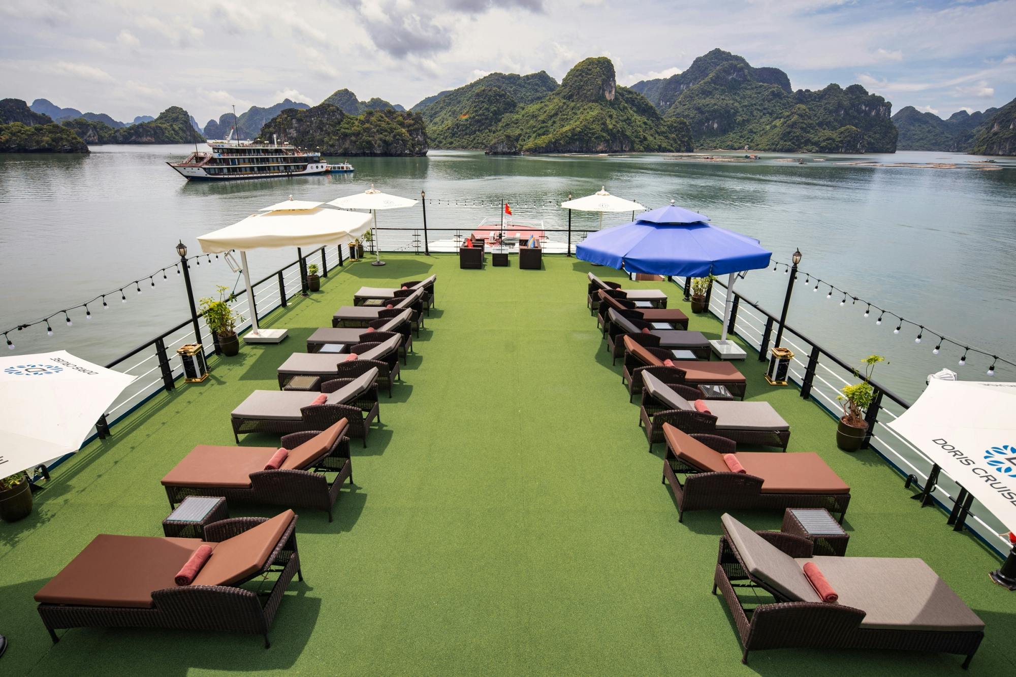 Hạ Long Bay zweitägige Bootsfahrt mit Höhlenerkundung und Kajakfahren