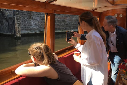 Bootstour durch die Amsterdamer Grachten am frühen Morgen