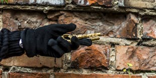 Jogo interativo de cidade com tema de espionagem e guia anfitrião no centro histórico de Cracóvia