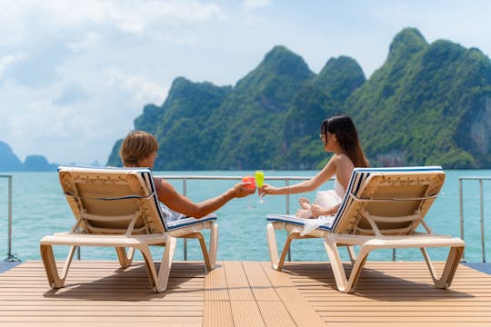 Excursión de día completo en barco a la isla de Naka y a la isla de James Bond